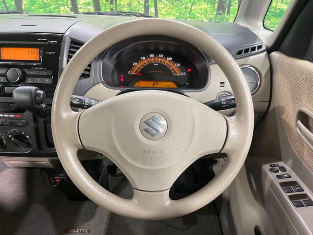 �C���e���A�ɍ��킹���f�U�C���̃X�e�A�����O�́A�^�]�������̂��Ƃ��l���A�^�]���₷���`��A�傫���ł��B�����x�A���ۂɐG���Ă��m���߂��������B