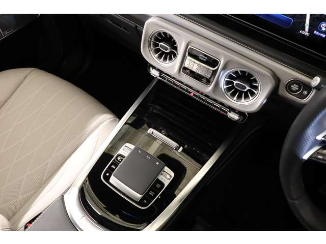 ���C�h�f�B�X�v���C�ƃ^�b�`����Ή��̃Z���^�[�p�l�����̗p���A�i�r��ԗ��ݒ�𒼊��I�ɑ���ł���g���₷���\���ł��B