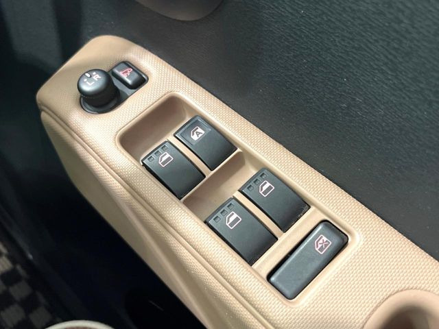 �y�d���i�[�~���[�z�T�C�h�~���[�͓d���i�[���ƂȂ��Ă���A�������ԏ�ł��L�Y�������X�N��}�����܂��B