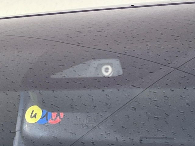 �y�z���_�Z���V���O�z���s���ɑO���̎ԗ�����F�����A�Փ˂������Ȏ��͌x��ƃu���[�L�ŏՓˉ���Ɣ�Q�y�����A�V�X�g�B�����S�Ƀh���C�u�����y���݂��������܂��B