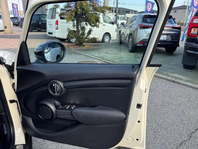 ���W����ɂ͍��i���̒��ÎԂ�V�Ԃ��������ł����W���䐔100��̑�^�W����֐��񂲗��X����������