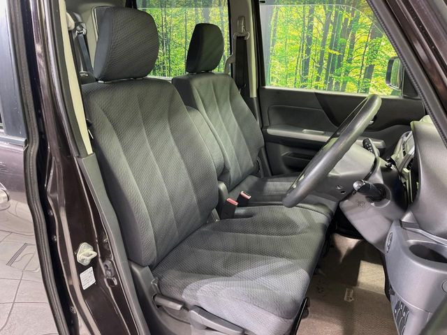 �C���e���A�ɍ��킹���f�U�C���̃X�e�A�����O�́A�^�]�������̂��Ƃ��l���A�^�]���₷���`��A�傫���ł��B�����x�A���ۂɐG���Ă��m���߂��������B