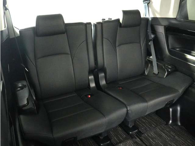 サードシートも広々とした空間をご用意しております!シートアレンジにて、快適スペースを作ることも可能となっております!アレンジパターンも豊富で、様々なシーンにご利用いただけます!