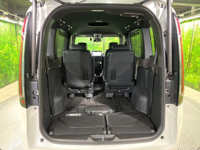 ���i�̂���������ʋ΁A���}���ɏ\���ȉ׎��X�y�[�X���m�ۂ��Ă���܂��B�Z�J���h�V�[�g��|���ƁA�傫�ȉו��̐ύڂ��\�ł���