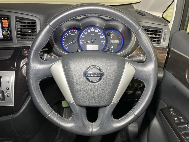 �y�����v�����X�e�A�����O�z�㎿�Ȋv���g�p���邱�ƂŁA��ɂ����������݂ƂĂ��^�]���₷���n���h���ł���