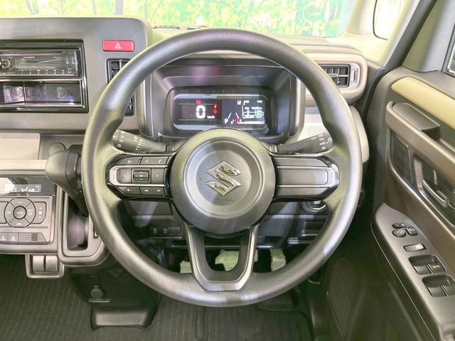 �C���e���A�ɍ��킹���f�U�C���̃X�e�A�����O�́A�^�]�������̂��Ƃ��l���A�^�]���₷���`��A�傫���ł��B�����x�A���ۂɐG���Ă��m���߂��������B