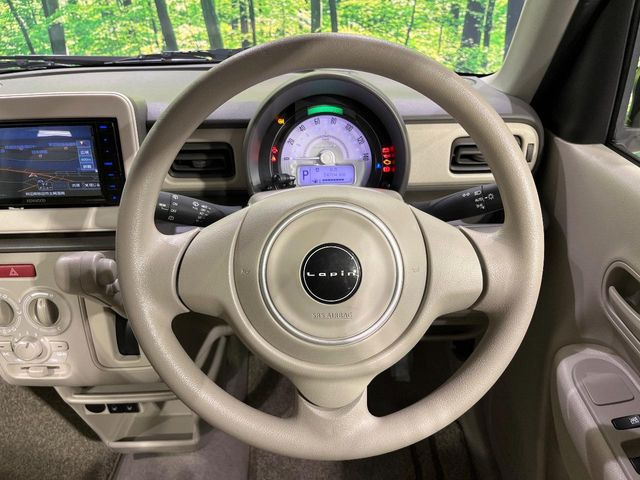 �C���e���A�ɍ��킹���f�U�C���̃X�e�A�����O�́A�^�]�������̂��Ƃ��l���A�^�]���₷���`��A�傫���ł��B�����x�A���ۂɐG���Ă��m���߂��������B