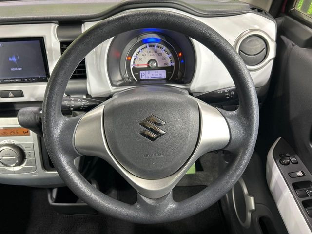 �C���e���A�ɍ��킹���f�U�C���̃X�e�A�����O�́A�^�]�������̂��Ƃ��l���A�^�]���₷���`��A�傫���ł��B�����x�A���ۂɐG���Ă��m���߂��������B