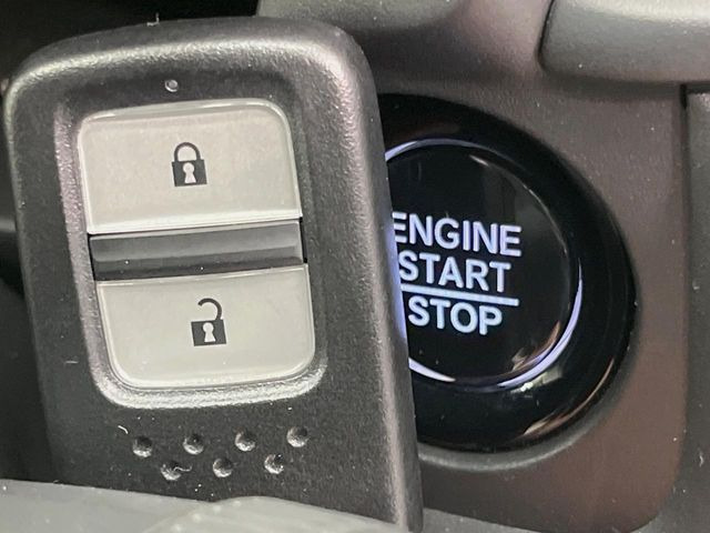 �yHonda�X�}�[�g�L�[�z�J�o����|�P�b�g�ɓ��ꂽ�܂܂ł��h�A�̎{���E�������\�ȃX�}�[�g�L�[�𑕔��B�G���W���̃I���E�I�t�����J�M�����o���K�v����������Ƃ��Ă��֗��ł���