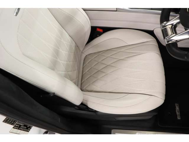 �^�]�Ȃ̓z���C�g���U�[���̗p���A�㎿���Ɖ��K�������˔�������ԂƂȂ��Ă���܂��B���E�̗ǂ��ƓK�x�ȃz�[���h���ɂ��A�����Ԃ̉^�]�ł����ɂ����A���S���ăh���C�u�����y���݂��������܂��B