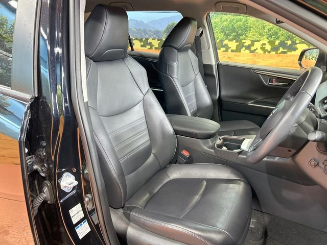 【合皮レザーシート】汚れのふき取りが容易でメンテナンスもが簡単な、機能性に優れる合成皮革を採用した上質なシートです。座り心地もよく、高級感あふれる心地良い車内空間を演出してくれます。