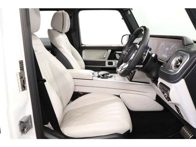 �z���C�g���U�[�����́A���邭�㎿�Ȏ�����Ԃ����o���AG63�̗͋����̒��ɐ������ꂽ��������Y���Ă���܂��B���J�Ɉ����Ă������߁A�������̂���ǍD�ȃR���f�B�V������ۂ��Ă���܂��B