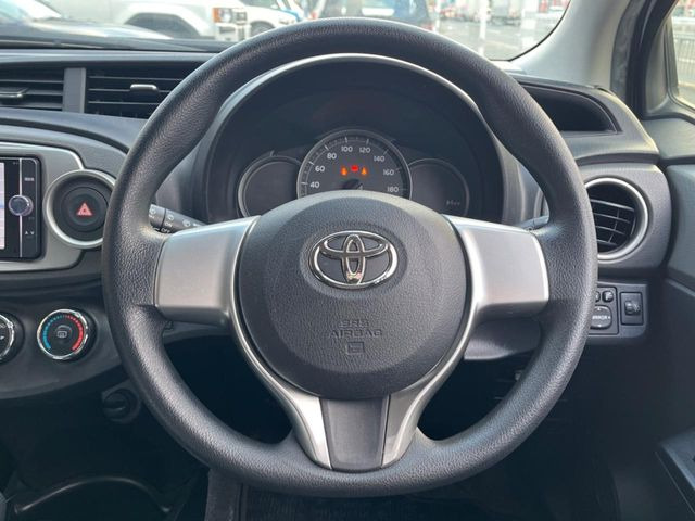 �C���e���A�ɍ��킹���f�U�C���̃X�e�A�����O�́A�^�]�������̂��Ƃ��l���A�^�]���₷���`��A�傫���ł��B�����x�A���ۂɐG���Ă��m���߂��������B