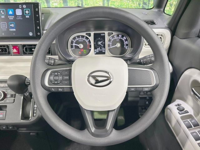 �C���e���A�ɍ��킹���f�U�C���̃X�e�A�����O�́A�^�]�������̂��Ƃ��l���A�^�]���₷���`��A�傫���ł��B�����x�A���ۂɐG���Ă��m���߂��������B