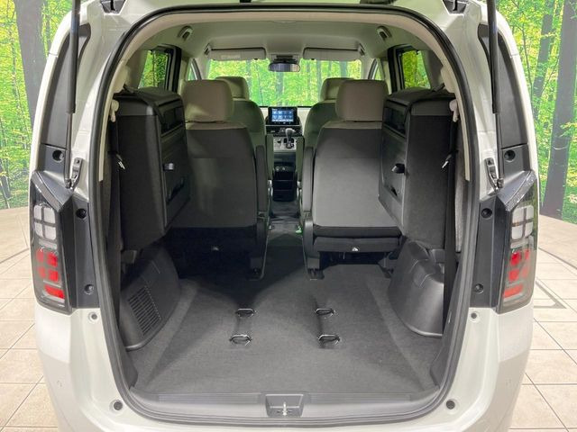 ���i�̂���������ʋ΁A���}���ɏ\���ȉ׎��X�y�[�X���m�ۂ��Ă���܂��B�Z�J���h�V�[�g��|���ƁA�傫�ȉו��̐ύڂ��\�ł���