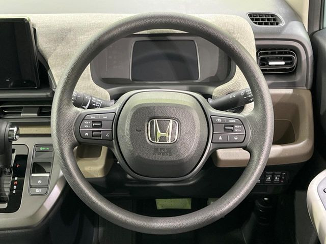 �C���e���A�ɍ��킹���f�U�C���̃X�e�A�����O�́A�^�]�������̂��Ƃ��l���A�^�]���₷���`��A�傫���ł��B�����x�A���ۂɐG���Ă��m���߂��������B