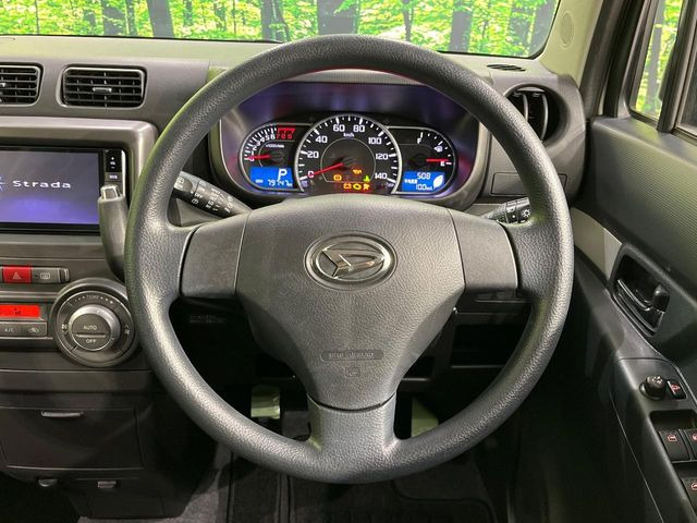 �C���e���A�ɍ��킹���f�U�C���̃X�e�A�����O�́A�^�]�������̂��Ƃ��l���A�^�]���₷���`��A�傫���ł��B�����x�A���ۂɐG���Ă��m���߂��������B