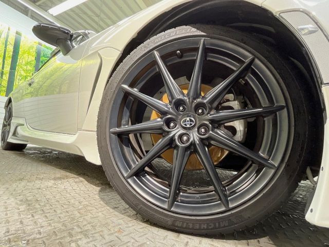 �y����18�C���`�A���~�z�C�[���z�O�ςɃ}�b�`���������A���~�z�C�[���𑕒����Ă���܂��B�e��ЊO�A���~�z�C�[����A�X�^�b�h���X�^�C�����戵�����Ă���܂��B���񂲑��k����������