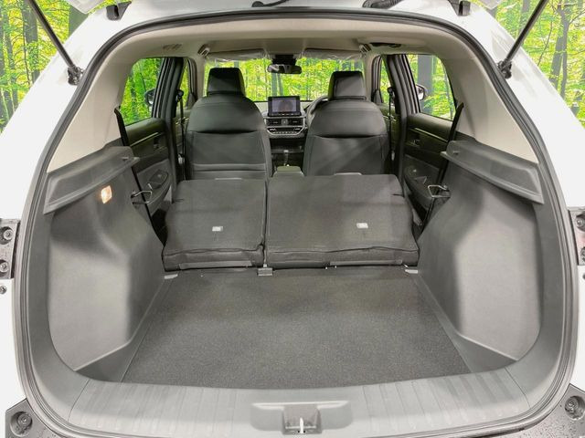 ���i�̂���������ʋ΁A���}���ɏ\���ȉ׎��X�y�[�X���m�ۂ��Ă���܂��B�Z�J���h�V�[�g��|���ƁA�傫�ȉו��̐ύڂ��\�ł���