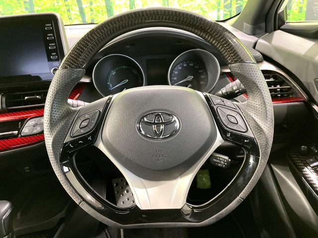 �C���e���A�ɍ��킹���f�U�C���̃X�e�A�����O�́A�^�]�������̂��Ƃ��l���A�^�]���₷���`��A�傫���ł��B�����x�A���ۂɐG���Ă��m���߂��������B