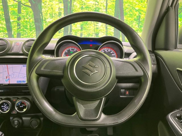 �C���e���A�ɍ��킹���f�U�C���̃X�e�A�����O�́A�^�]�������̂��Ƃ��l���A�^�]���₷���`��A�傫���ł��B�����x�A���ۂɐG���Ă��m���߂��������B