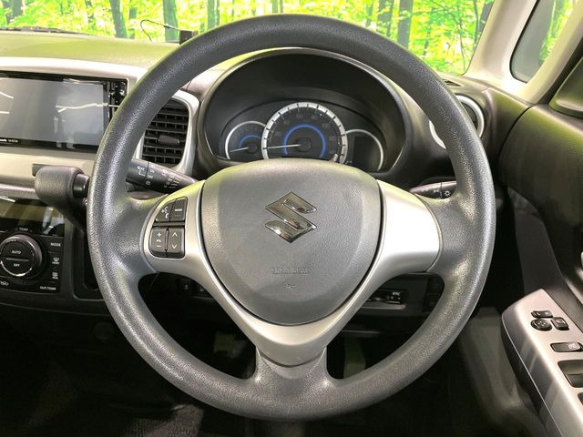 �C���e���A�ɍ��킹���f�U�C���̃X�e�A�����O�́A�^�]�������̂��Ƃ��l���A�^�]���₷���`��A�傫���ł��B�����x�A���ۂɐG���Ă��m���߂��������B