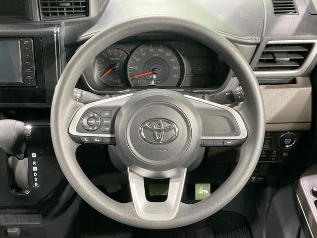 �C���e���A�ɍ��킹���f�U�C���̃X�e�A�����O�́A�^�]�������̂��Ƃ��l���A�^�]���₷���`��A�傫���ł��B�����x�A���ۂɐG���Ă��m���߂��������B