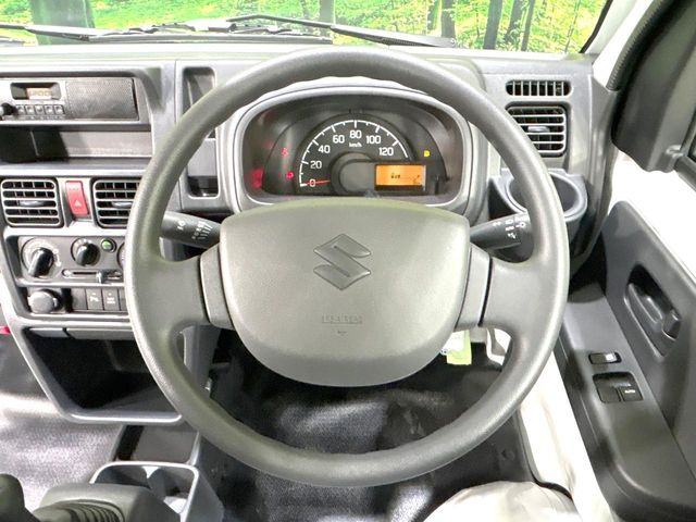 �C���e���A�ɍ��킹���f�U�C���̃X�e�A�����O�́A�^�]�������̂��Ƃ��l���A�^�]���₷���`��A�傫���ł��B�����x�A���ۂɐG���Ă��m���߂��������B