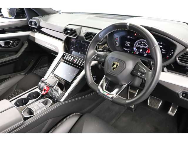 �X�|�[�e�B�ȃf�U�C���̃}���`�t�@���N�V�����X�e�A�����O���̗p�B�K�x�ȑ����Ǝ�ɋz���t���悤�Ȏ����ŁA�����Ԃ̃h���C�u�ł����쐫�Ɖ��K�����������ŗ������Ă��܂��B