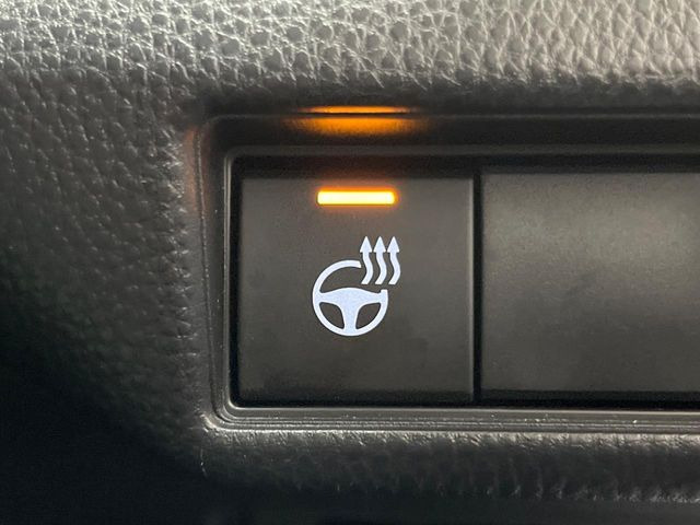 【ステアリングヒーター】冬場に冷たくなりやすい革巻きステアリングを、スイッチ一つで素早く適温に!エアコンよりも早く温まってくれるので、寒い日の運転も快適になりますね♪