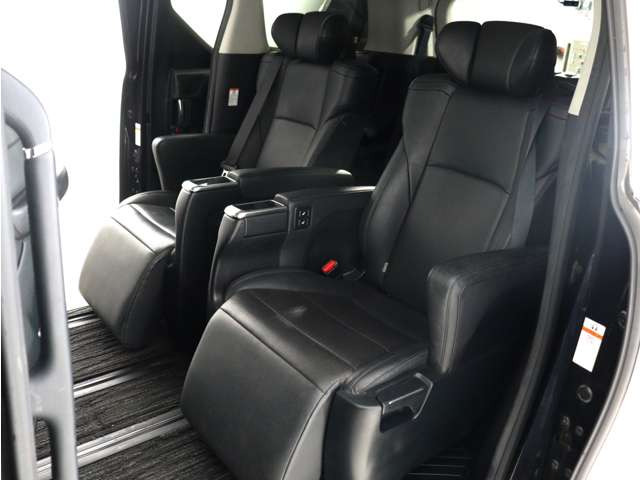 【上級モデル限定装備】★★エグゼクティブパワーシート!★★電動オットマン完備!足を楽々伸ばせ、ひじ掛けもありますので、優雅で快適なドライブをお楽しみいただけます!