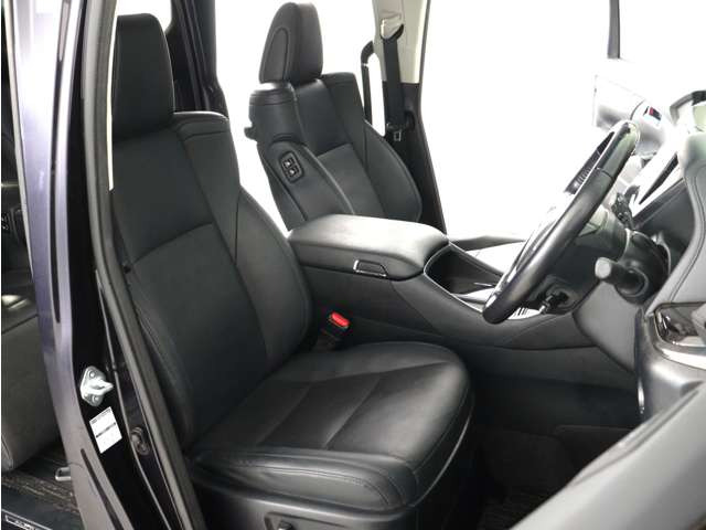 (電動シート)運転席8ウェイパワーシート!シートメモリー機能付き!上級グレードならではの贅沢装備で人気装備となります。
