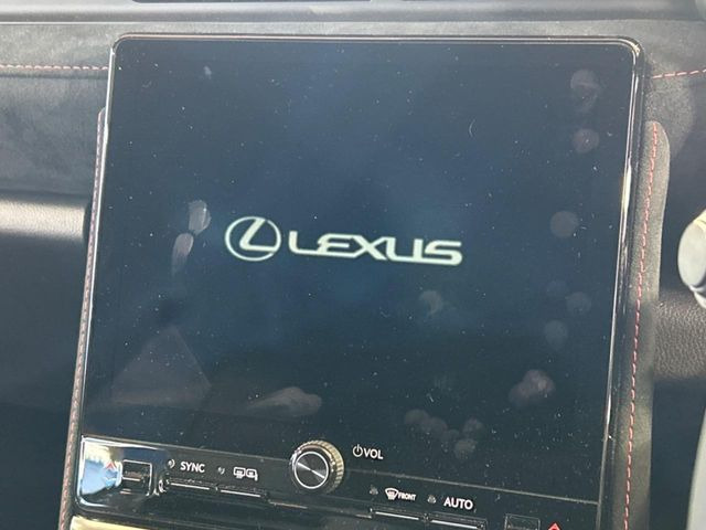 �y9.8�C���` �f�B�X�v���C�I�[�f�B�I�z���ʂ̃f�B�X�v���C��AppleCarPlay��AndroidAuto�����p�\�B�傫�ȉ�ʂŃX�}�z�i�r�A�v���������p���������܂���