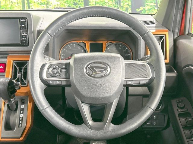 �C���e���A�ɍ��킹���f�U�C���̃X�e�A�����O�́A�^�]�������̂��Ƃ��l���A�^�]���₷���`��A�傫���ł��B�����x�A���ۂɐG���Ă��m���߂��������B