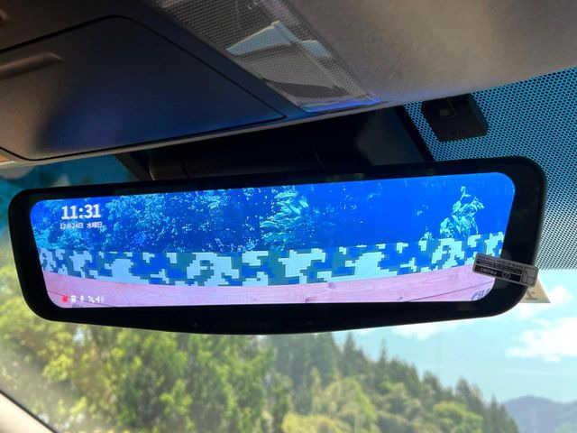 【デジタルインナーミラー】後席の大きな荷物や同乗者で後方が確認しづらい時でも安心!カメラが撮影した車両後方の映像をルームミラー内に表示。クリアな視界で状況の確認が可能です!