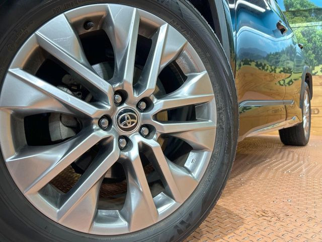 【純正イ19ンチアルミホイール】外観にマッチした純正アルミホイールを装着しております。各種社外アルミホイールや、スタッドレスタイヤも取扱いしております。是非ご相談ください♪