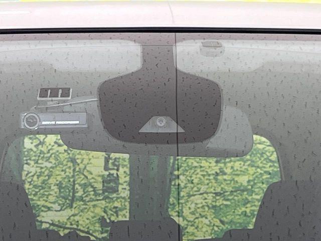 �y�G�}�[�W�F���V�[�u���[�L�z���s���ɑO���̎ԗ�����F�����A�Փ˂������Ȏ��͌x��ƃu���[�L�ŏՓˉ���Ɣ�Q�y�����A�V�X�g�B�����S�Ƀh���C�u�����y���݂��������܂��B