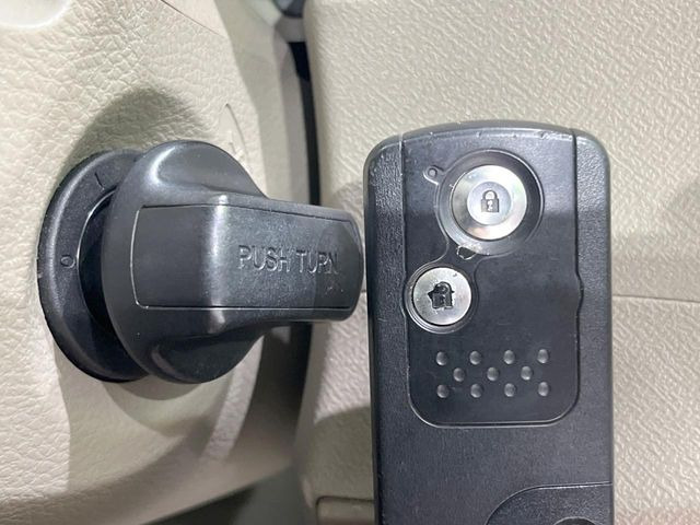 �yHonda�X�}�[�g�L�[�z�J�o����|�P�b�g�ɓ��ꂽ�܂܂ł��h�A�̎{���E�������\�ȃX�}�[�g�L�[�𑕔��B�G���W���̃I���E�I�t�����J�M�����o���K�v����������Ƃ��Ă��֗��ł���