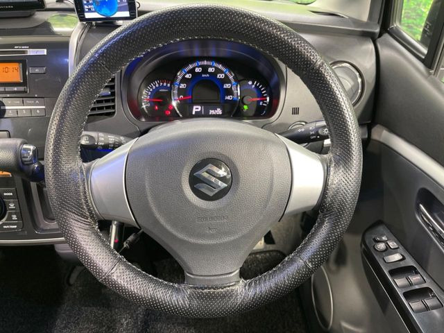 �C���e���A�ɍ��킹���f�U�C���̃X�e�A�����O�́A�^�]�������̂��Ƃ��l���A�^�]���₷���`��A�傫���ł��B�����x�A���ۂɐG���Ă��m���߂��������B