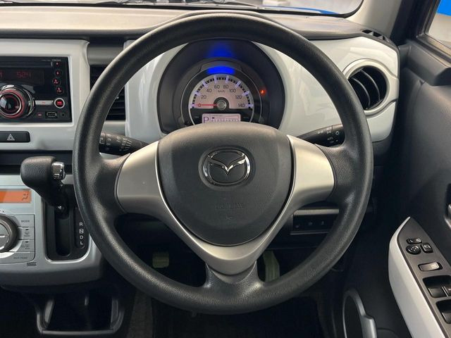 �C���e���A�ɍ��킹���f�U�C���̃X�e�A�����O�́A�^�]�������̂��Ƃ��l���A�^�]���₷���`��A�傫���ł��B�����x�A���ۂɐG���Ă��m���߂��������B