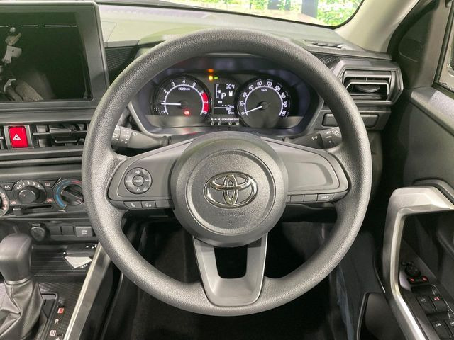 �C���e���A�ɍ��킹���f�U�C���̃X�e�A�����O�́A�^�]�������̂��Ƃ��l���A�^�]���₷���`��A�傫���ł��B�����x�A���ۂɐG���Ă��m���߂��������B