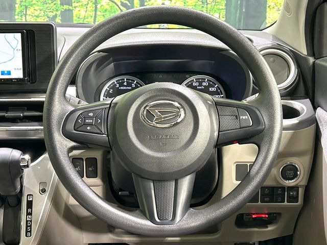 �C���e���A�ɍ��킹���f�U�C���̃X�e�A�����O�́A�^�]�������̂��Ƃ��l���A�^�]���₷���`��A�傫���ł��B�����x�A���ۂɐG���Ă��m���߂��������B