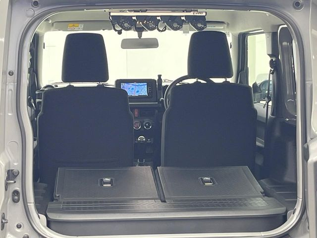 ���i�̂���������ʋ΁A���}���ɏ\���ȉ׎��X�y�[�X���m�ۂ��Ă���܂��B�Z�J���h�V�[�g��|���ƁA�傫�ȉו��̐ύڂ��\�ł���