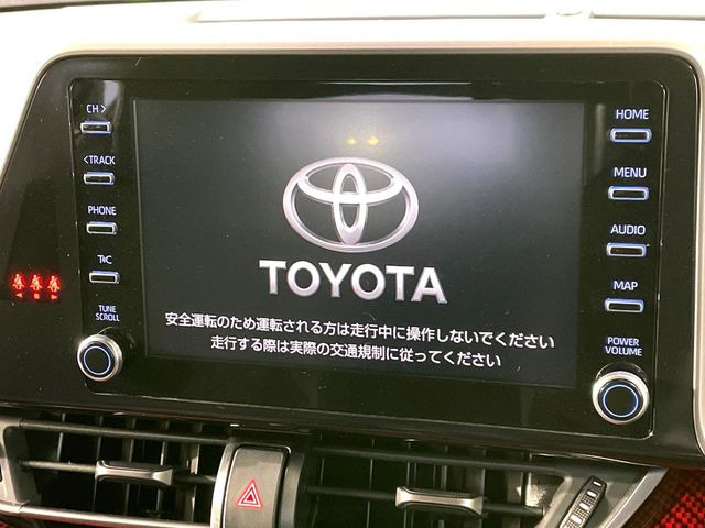 �y8�C���` �f�B�X�v���C�I�[�f�B�I�z���ʂ̃f�B�X�v���C��AppleCarPlay��AndroidAuto�����p�\�B�傫�ȉ�ʂŃX�}�z�i�r�A�v���������p���������܂���