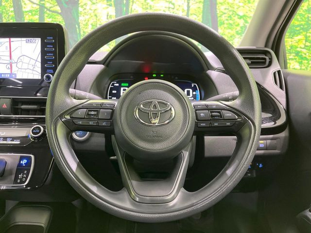 �C���e���A�ɍ��킹���f�U�C���̃X�e�A�����O�́A�^�]�������̂��Ƃ��l���A�^�]���₷���`��A�傫���ł��B�����x�A���ۂɐG���Ă��m���߂��������B