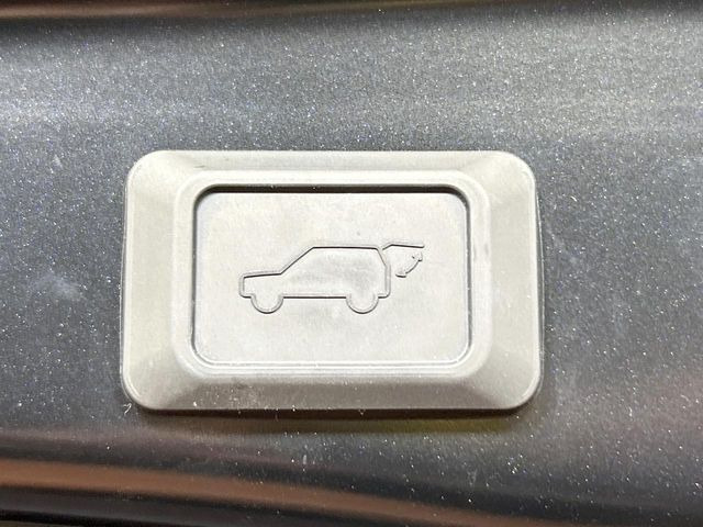 【ハンズフリーパワーバックドア】リアバンパー下部に足先を出し入れするだけでバックドアが自動で開閉♪両手が荷物でふさがっている時でもラクラク開閉操作が行えます!