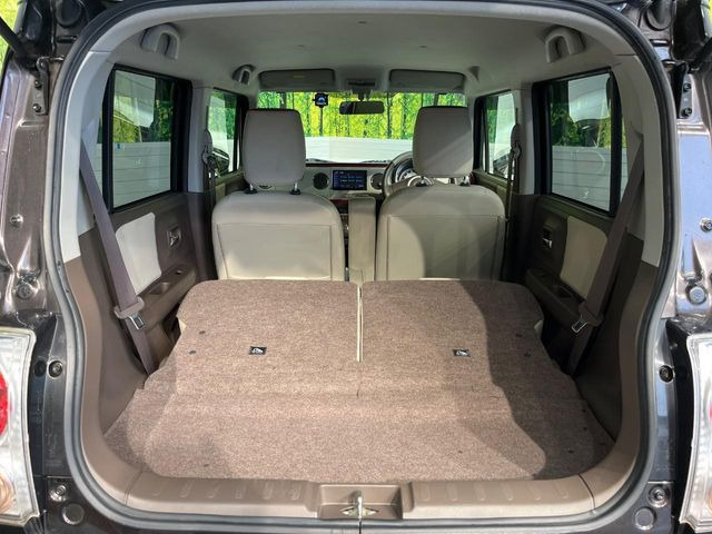 ���i�̂���������ʋ΁A���}���ɏ\���ȉ׎��X�y�[�X���m�ۂ��Ă���܂��B�Z�J���h�V�[�g��|���ƁA�傫�ȉו��̐ύڂ��\�ł���