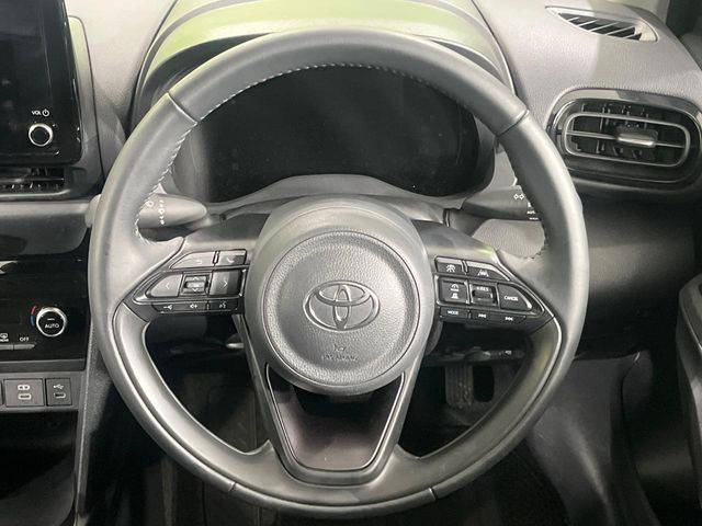 �C���e���A�ɍ��킹���f�U�C���̃X�e�A�����O�́A�^�]�������̂��Ƃ��l���A�^�]���₷���`��A�傫���ł��B�����x�A���ۂɐG���Ă��m���߂��������B