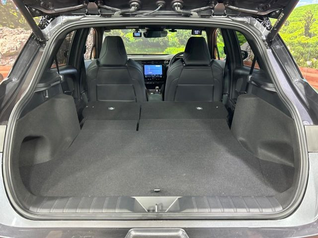 ���i�̂���������ʋ΁A���}���ɏ\���ȉ׎��X�y�[�X���m�ۂ��Ă���܂��B�Z�J���h�V�[�g��|���ƁA�傫�ȉו��̐ύڂ��\�ł���