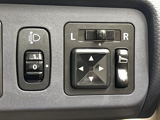 �y�d���i�[�~���[�z�T�C�h�~���[�͓d���i�[���ƂȂ��Ă���A�������ԏ�ł��L�Y�������X�N��}�����܂��B